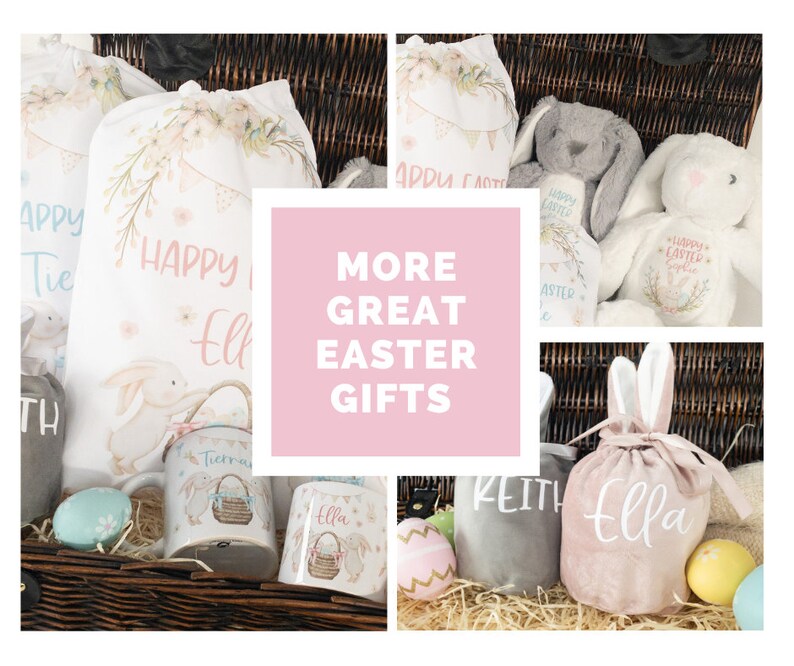 K&ouml;nnte beinhalten: Ein Weidenkorb voller Ostergeschenke. Dazu geh&ouml;ren Pl&uuml;schhasen, Kordelzugbeutel, Tassen und dekorative Eier. Die Beutel und Tassen sind mit Namen personalisiert. Der Text "MORE GREAT EASTER GIFTS" ist im Bild enthalten.