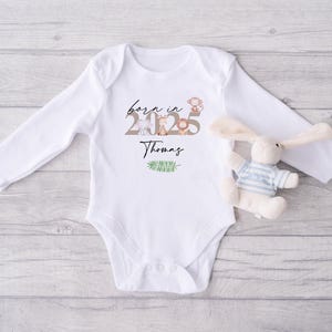Personalisierter Born in 2025 Babyweste - Safari Baby Schlafanzug - Personalisierte Babyweste - Neues Baby Geschenk - Baby Mädchen - Baby Mädchen Geschenke - Junge