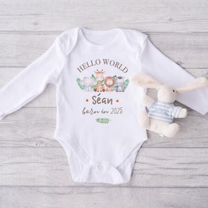 Hej världen Safari outfit, Född år 2025 babyväst, baby tillkännagivande baby grow, baby ankomstväst, babyshowerpresent, ny babypresent Safari
