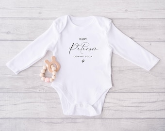Body niemowlęce z nadrukiem "Ciąża", Body niemowlęce z nadrukiem "Ciąża" ("Baby Grow"), Spersonalizowane body dla dziecka urodzonego w 2026 roku, Kamizelka dla dziecka, Kamizelka niemowlęca na zamówienie