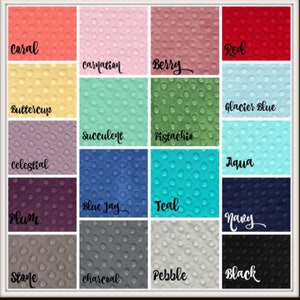 Puede incluir: Una carta de colores con una variedad de muestras de tela texturizada. Los colores incluyen Coral, Clavel, Baya, Rojo, Bot&oacute;n de oro, Suculento, Pistacho, Azul glaciar, Celeste, Aqua, Arrendajo azul, Verde azulado, Ciruela, Marino, Piedra, Carb&oacute;n, Guijarro y Negro.