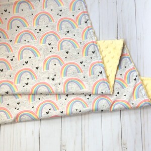 Manta para bebé con corazones arcoíris, manta personalizada para bebé, manta para niña, manta para niña pequeña, decoración de guardería arcoíris, cama infantil arcoíris imagen 3