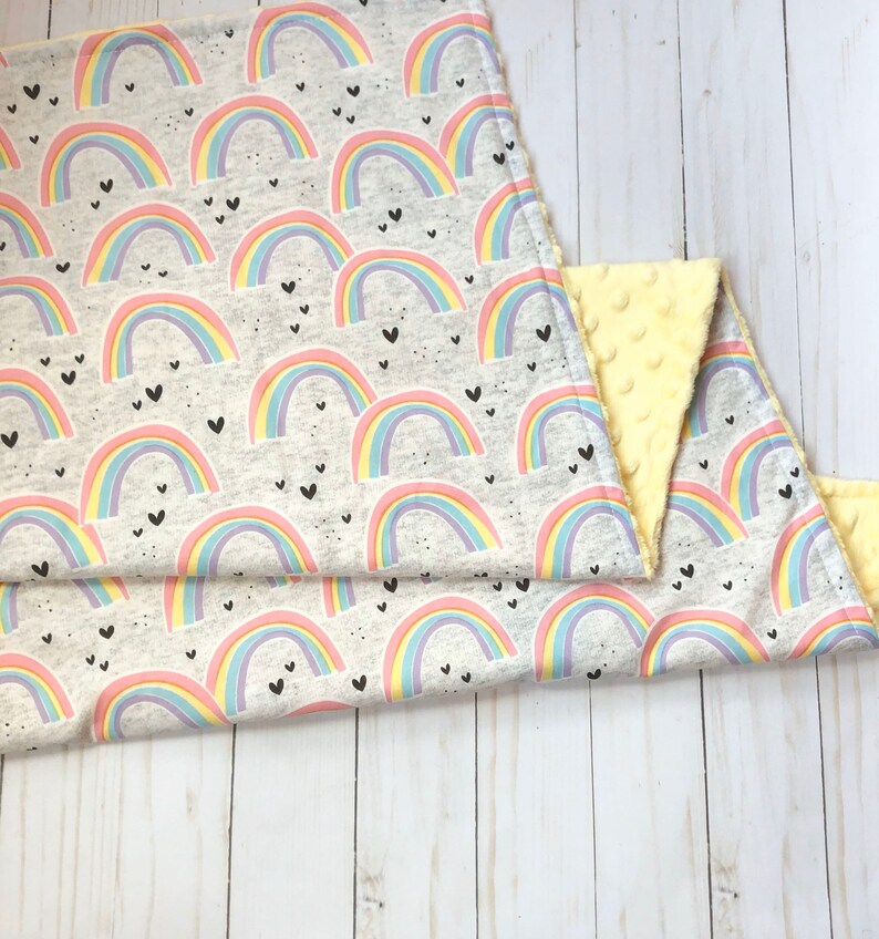 Manta para bebé con corazones arcoíris, manta personalizada para bebé, manta para niña, manta para niña pequeña, decoración de guardería arcoíris, cama infantil arcoíris imagen 3