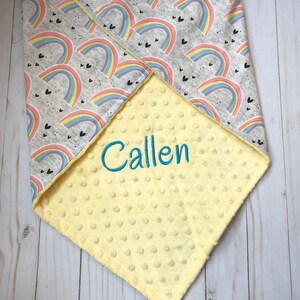 Manta para bebé con corazones arcoíris, manta personalizada para bebé, manta para niña, manta para niña pequeña, decoración de guardería arcoíris, cama infantil arcoíris imagen 2