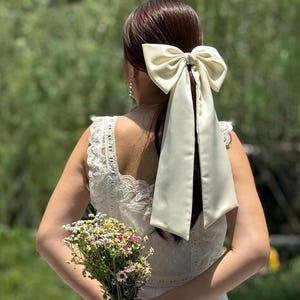 Satinschleife in Elfenbeinfarbe mit langem Schwanz Einzelschleife mit Haarspange Braut Ivory Satin Haarschleife für Hen Party Brautkamm Satinschleife Satinschleife