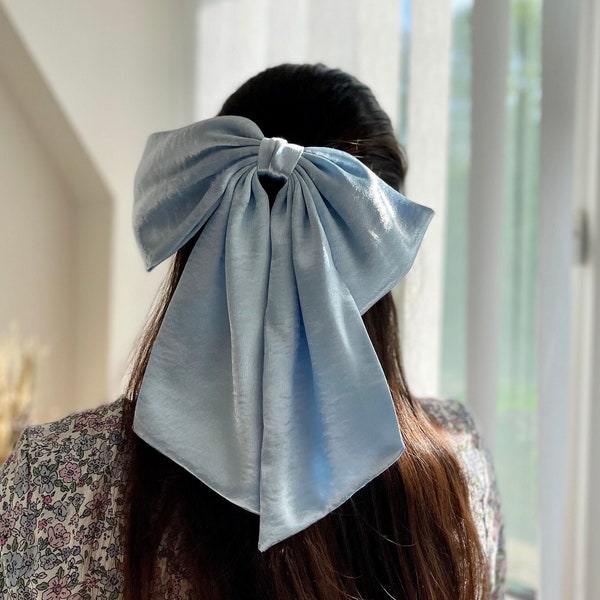 Grand noeud en satin bleu clair pour les cheveux, Noeud en satin surdimensionné, Noeud géant avec queue, Grand noeud avec barrette, Cadeau de Noël pour une occasion spéciale pour fille