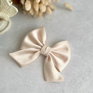 Kleine Haarschleife Ivory Satin Abschlussball Haar Accessoire für Mädchen Handmade Sailor Bow Woman Geschenk Schleife für Hen Party Ivory Haarschleife Hochzeitsdekoration
