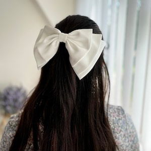 Weiße Duchess Satin Layered Haarschleife Brautschleife mit Haarspange Geschenk für Mädchen Schleife für Hochzeit Hen Do Bogen Empfang Abend Haarschmuck