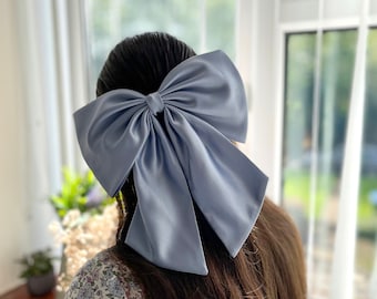Stor hårrosett i satin i dusty blue duchess, överdimensionerad rosett med svans, stor festrosett med hårspänne, present till flicka, rosett till brudtärna, jätterosett