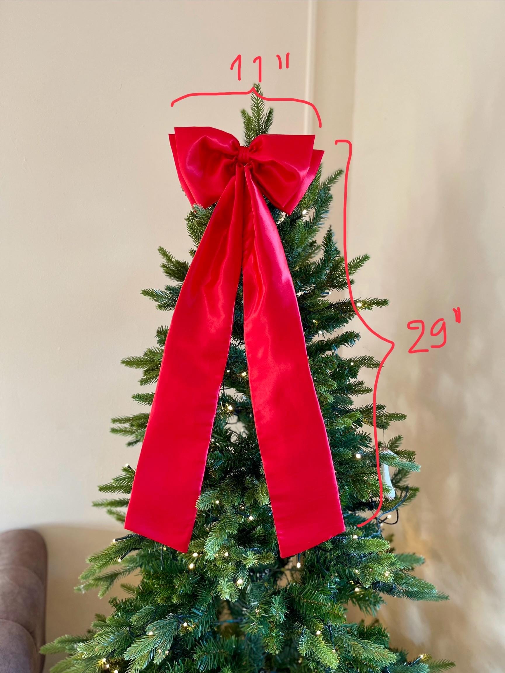 クリスマスツリー用の大きな赤いリボン。クリスマスツリーの飾り用の