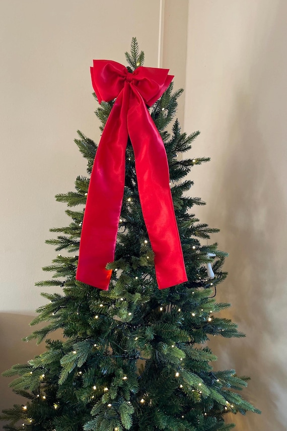 クリスマスツリー用の大きな赤いリボン。クリスマスツリーの飾り用の