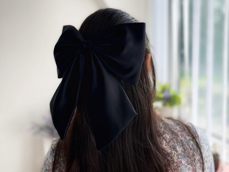 Svart stor satinrosett Stor hårrosett för fest Stor rosett med svans Jätterosett med hårspänne Svarta rosetthåraccessoarer för flickor Möhippa bild 6