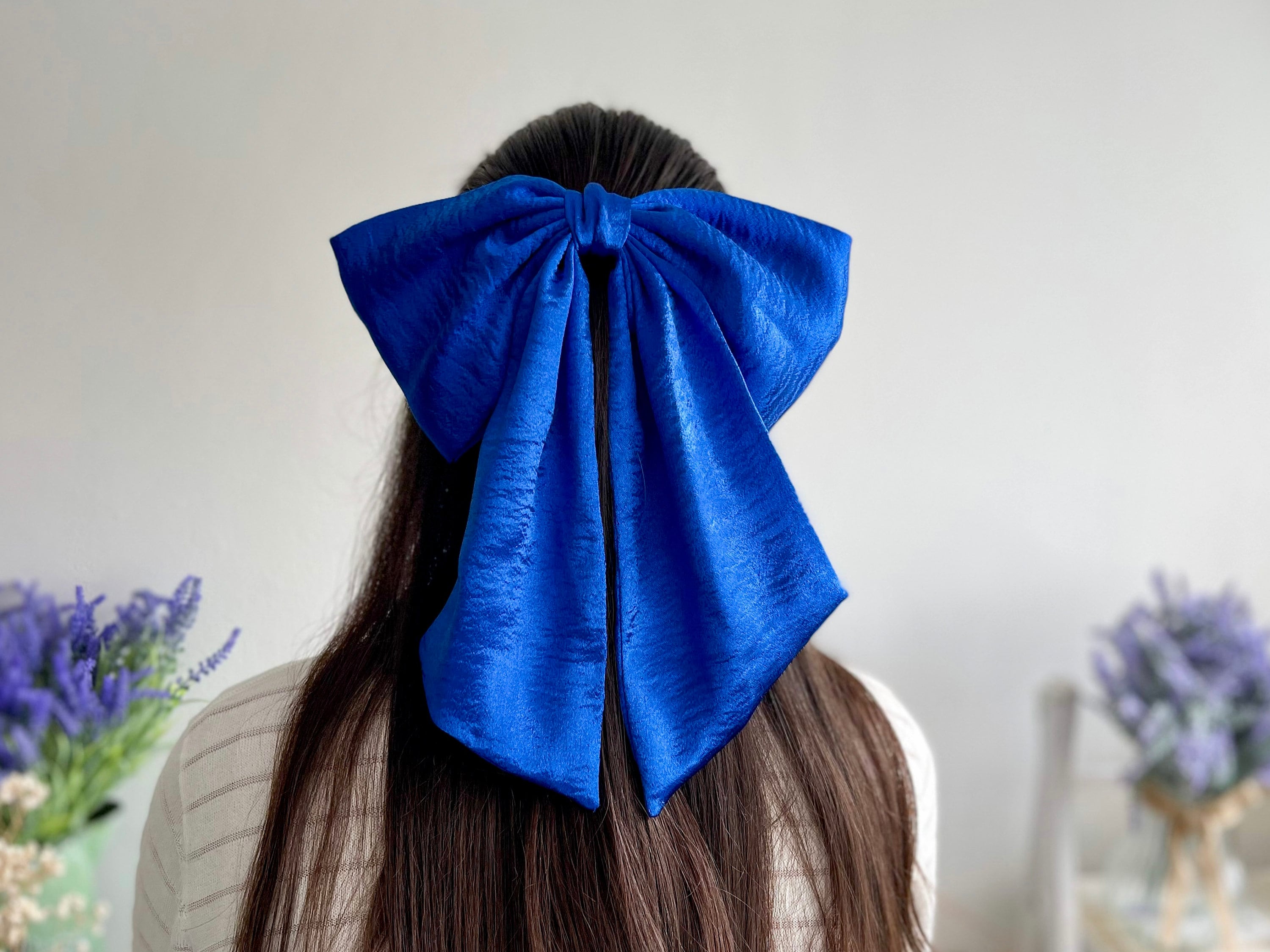 Set di 2 fiocchi per capelli in raso setoso, grande fiocco nero e fiocco bianco, con Set di 2 fiocchi per capelli in raso setoso, grande fiocco nero e fiocco bianco, con