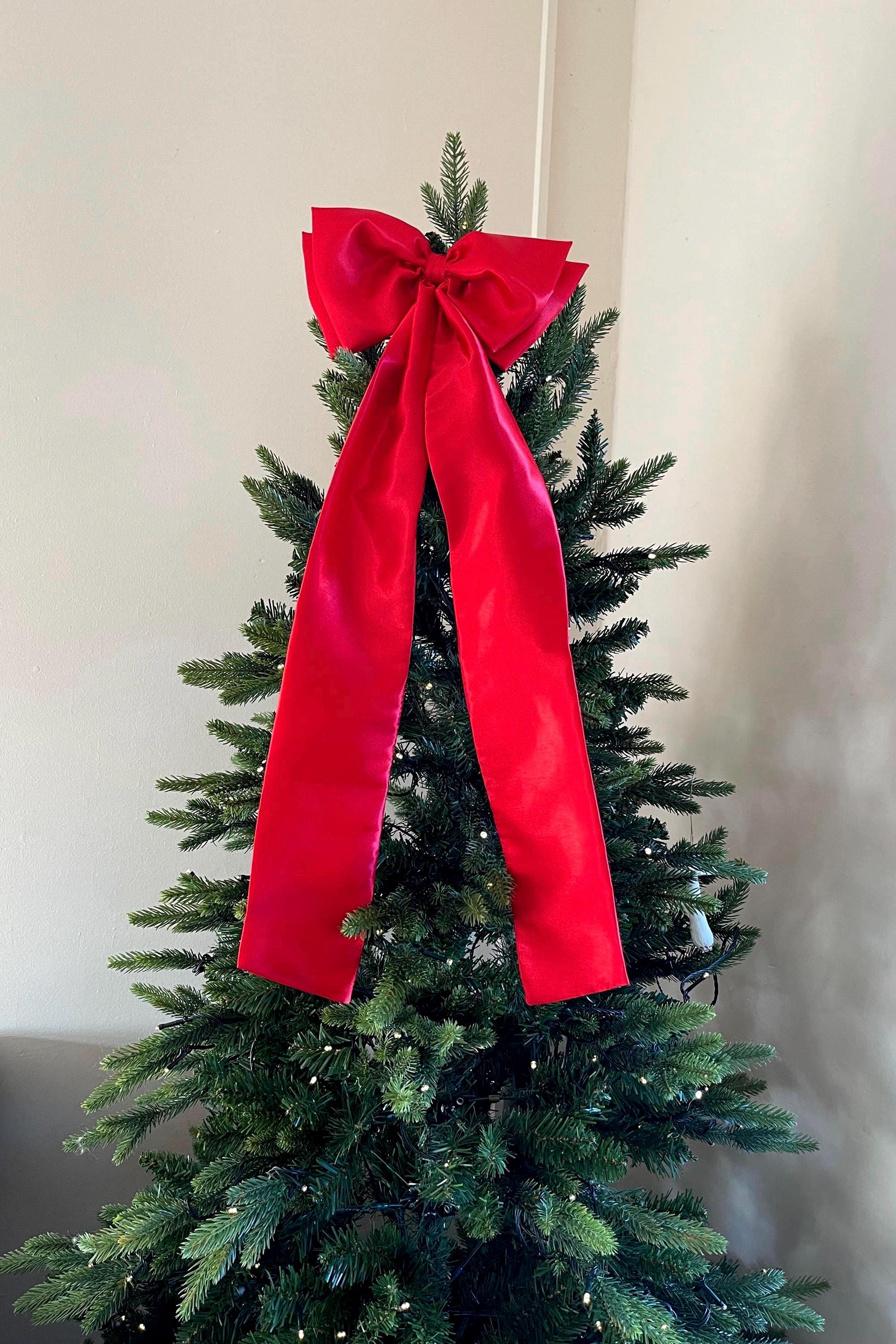 クリスマスツリー用の大きな赤いリボン。クリスマスツリーの飾り用の