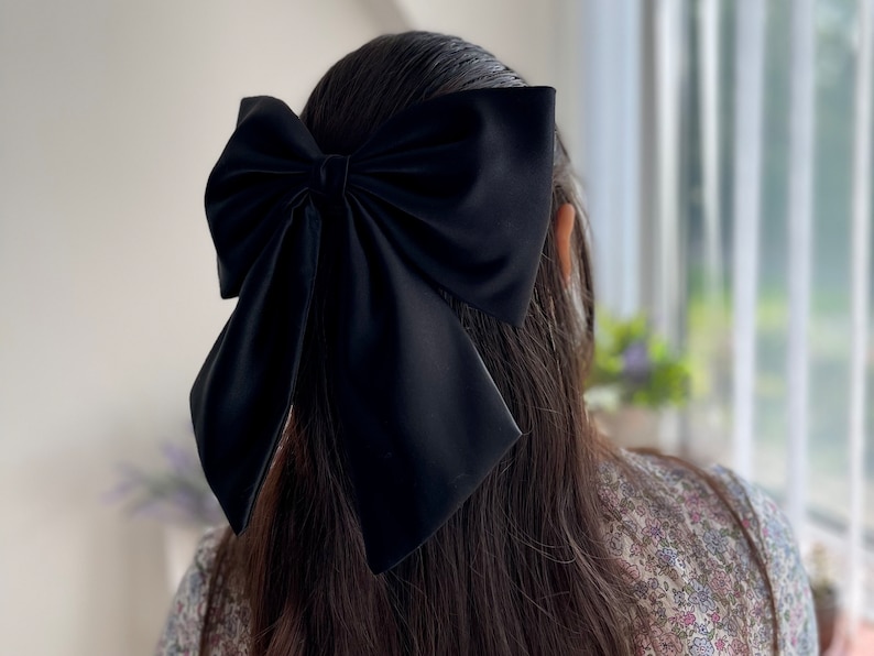 Svart stor satinrosett Stor hårrosett för fest Stor rosett med svans Jätterosett med hårspänne Svarta rosetthåraccessoarer för flickor Möhippa bild 1