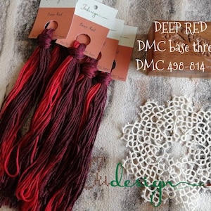 Puede incluir: Tres carretes de hilo de bordar rojo oscuro con una caja de madera que dice "DEEP RED DMC base thread DMC 498-814-815".