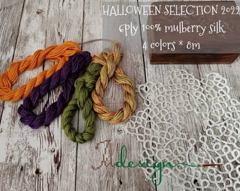 Puede incluir: Cuatro carretes de hilo de seda de morera 100% de 6 cabos en naranja, morado, verde y amarillo. El hilo está dispuesto en círculo sobre una superficie de madera blanca. El texto "HALLOWEEN SELECTION 2022" y "6ply 100% mulberry silk 4 colours * 8m" es visible en la imagen.