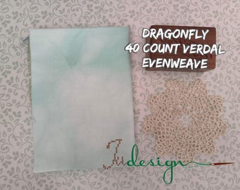 Tecido Verdal Evenweave tingido à mão com estampa de libélula, 40 fios, ideal para ponto cruz, hardanger, bordado preto e bordado em geral. Dimensões: 48 x 69 cm (19 x 27 polegadas).