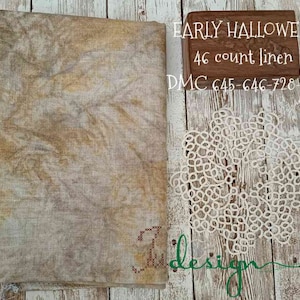 Puede incluir: Un trozo de tela de lino beige con un patrón de teñido marrón y amarillo. La tela está etiquetada "Early Halloween 46 count linen DMC 645-646-728-729"