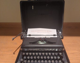 1939 Royal Quiet portable manual typewriter with case!