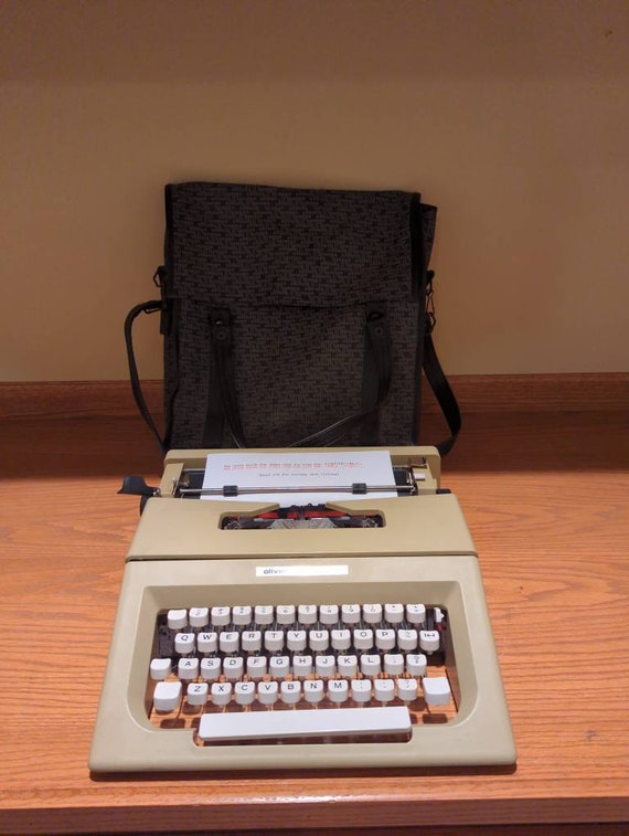 1970's Beige Olivetti Lettera 25 Portable Manual Typewriter With