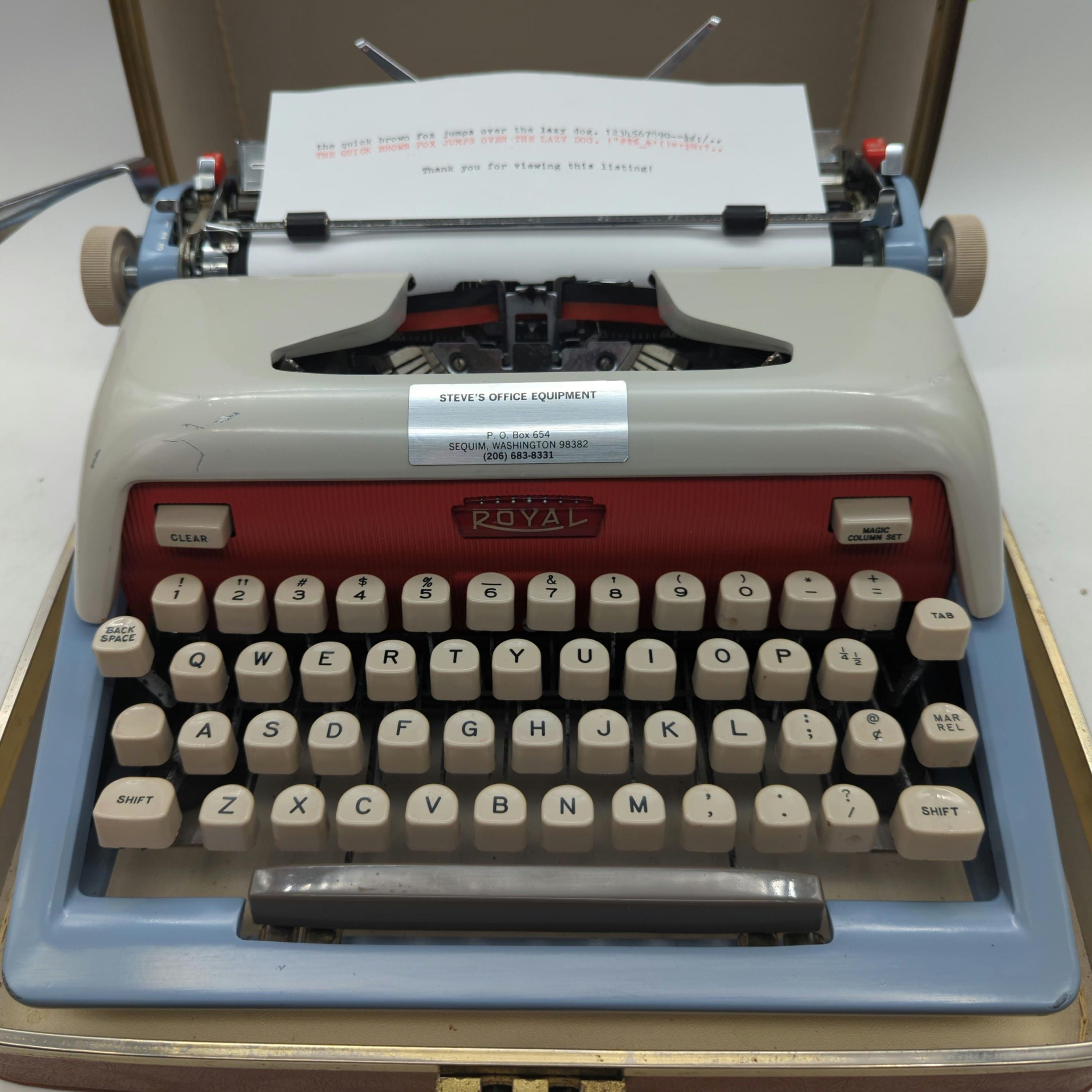 語タイプライター 動作確認済  Futura 800 1961 Red, White, and Blue Royal Futura 800 Portable Typewriter