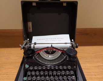 1936 Underwood Universal portable manual typewriter with carrying case