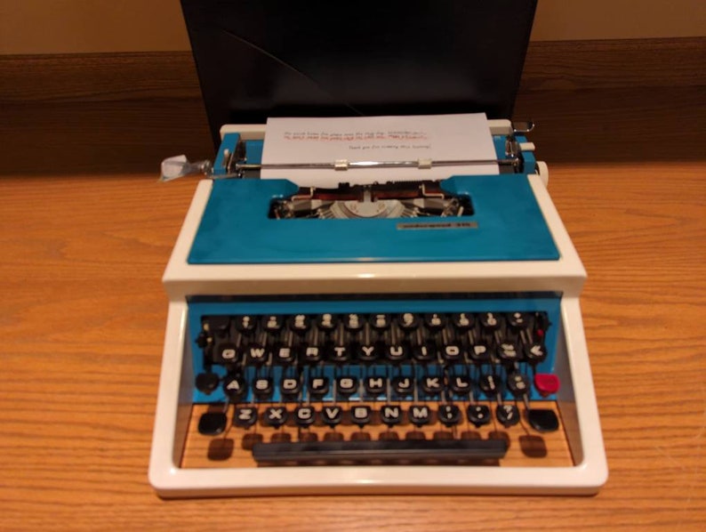 ¡Cursiva! Máquina de escribir manual portátil Teal Underwood 315 de los años 70 con tipografía cursiva, estuche de transporte y manual del propietario original