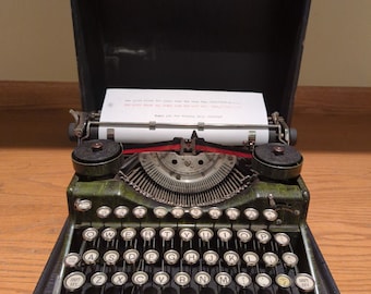 1929 green wood Underwood 4 Bank portable manual typewriter with case
