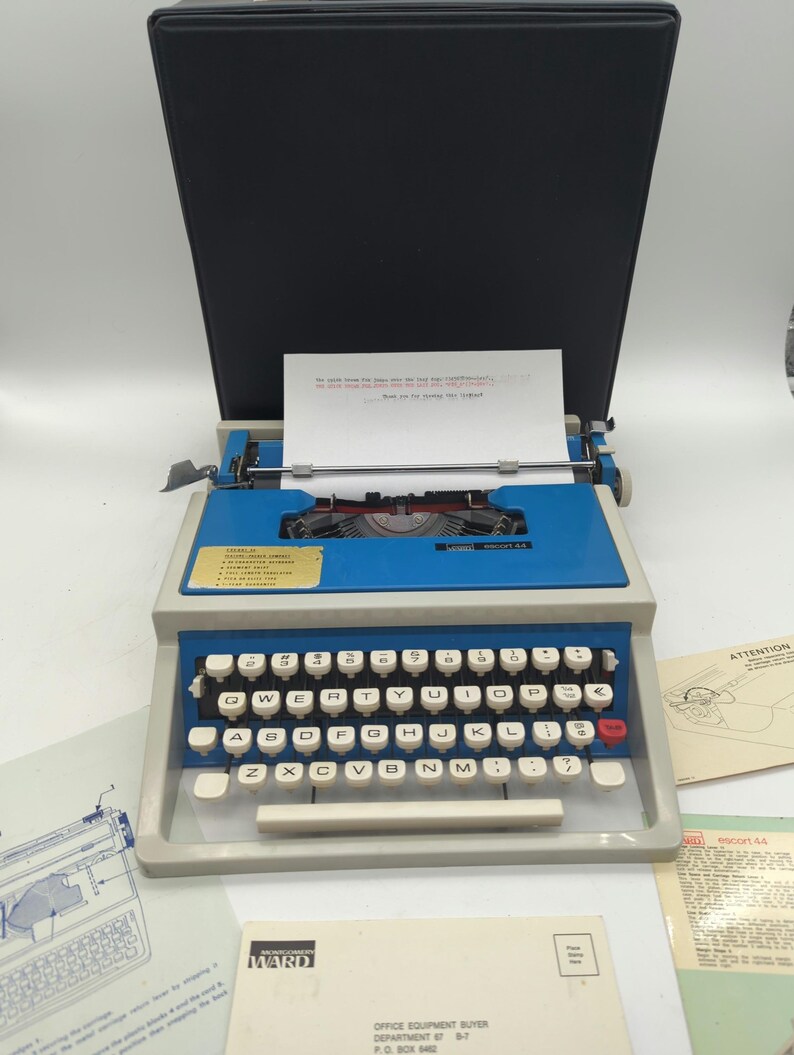 Máquina de escribir manual portátil Montgomery Wards Escort 44 de los años 70 con estuche de transporte y documentación original: clon Olivetti Lettera 31