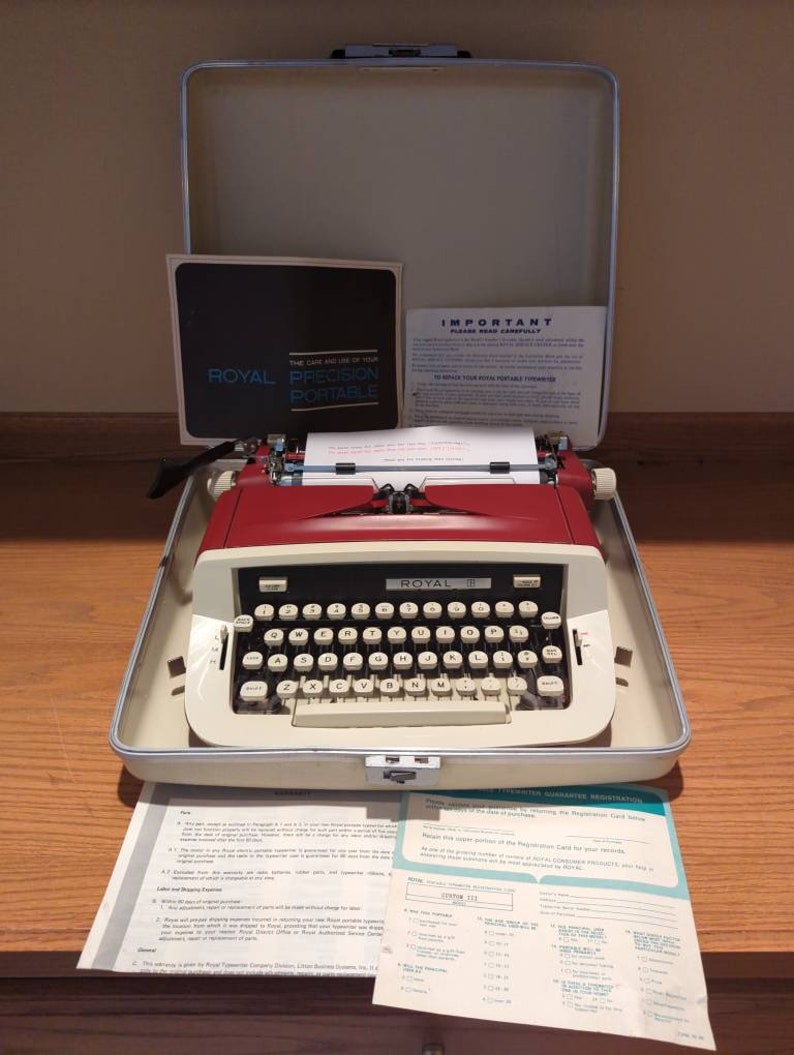 1973 Máquina de escribir manual portátil Burgundy Royal Custom III con estuche de transporte y documentación original