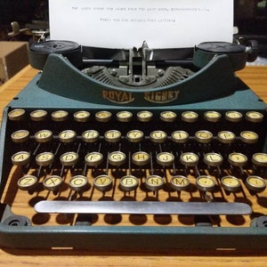 1932 Green Royal Signet portable typewriter - Italic typeface!