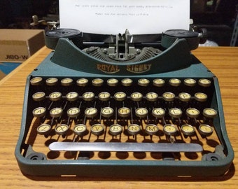 1932 Green Royal Signet portable typewriter - Italic typeface!