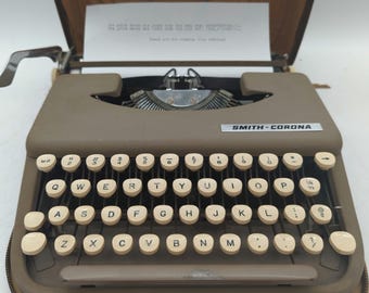 1959 Smith Corona Skyriter ultra portable manual typewriter with carrying case