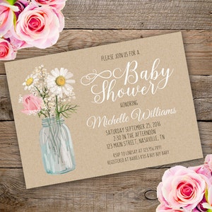 Pode incluir: Um convite rústico de cor marrom para um chá de bebê com um design floral. O convite apresenta um frasco de vidro cheio de margaridas brancas, rosas cor-de-rosa e folhagem. O texto no convite diz "Por favor, junte-se a nós para um Chá de Bebê em homenagem a Michelle Williams. Sábado, 25 de setembro de 2016 14h30 da tarde 123 Main Street, Nashville, TN RSVP para Lindsay no 123.456.7891 Registrado em Babies R Us & Buy Buy Baby"
