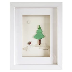 Kerstboom met roodborstje - Unique Pebble Art & Sea Glass - ingelijst, uniek, handgemaakt