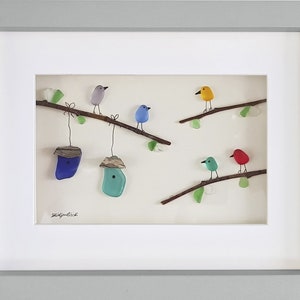 Kleurrijke vogels - foto zeeglas en drijfhout - ingelijst uniek handgemaakt - zeeglaskunst