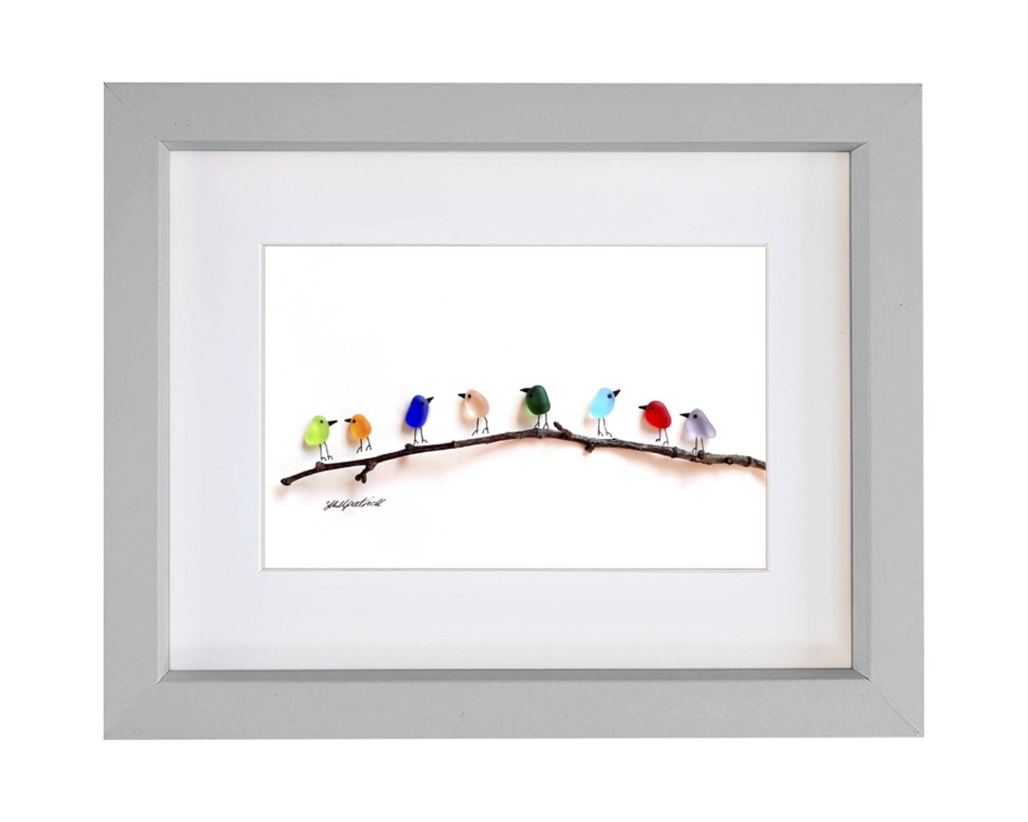 枝にとまる虹色の鳥 - シーグラスと流木の絵画 - 額入りの