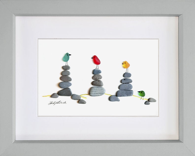 岩の山の鳥 - シーグラスと流木の絵画 - 額入りのユニークな