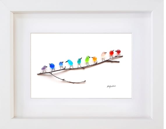 枝にとまる虹色の鳥 - シーグラスと流木の絵画 - 額入りハンドメイド