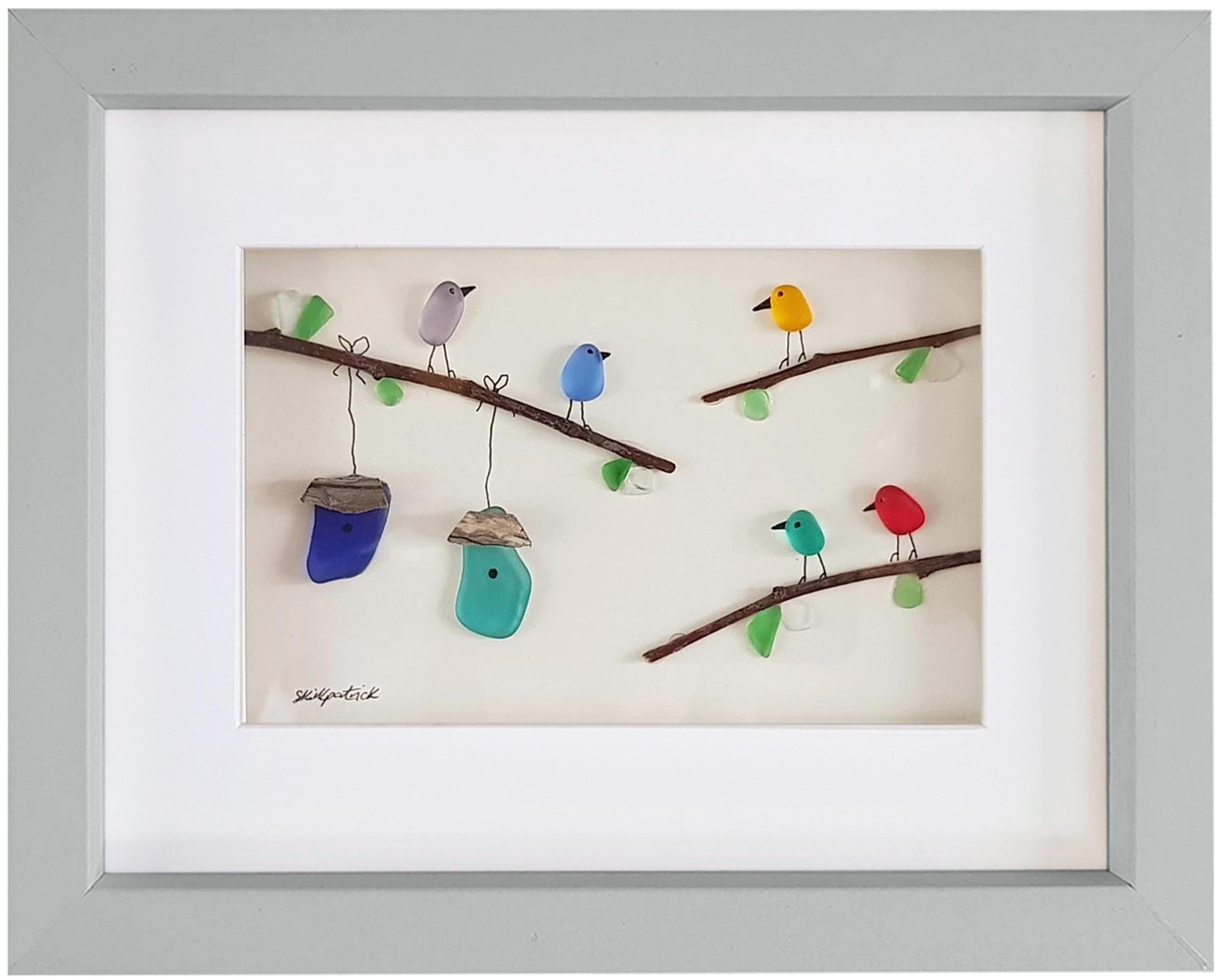 カラフルな鳥 - シーグラスと流木の絵画 - 額入りのユニークな手作り