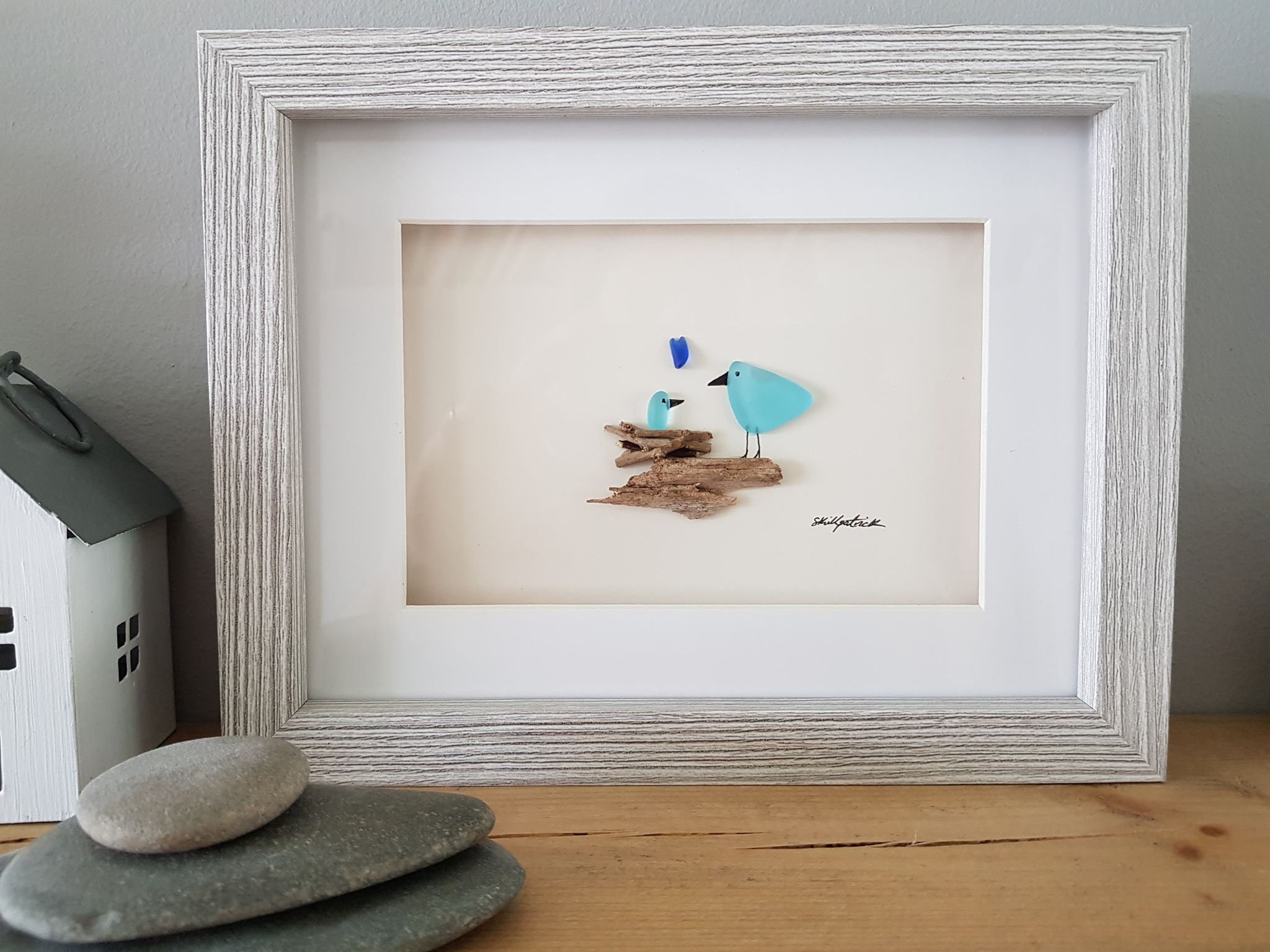 小石アートとシーグラスの絵画 - 額入りのユニークな手作り作品 *巣を