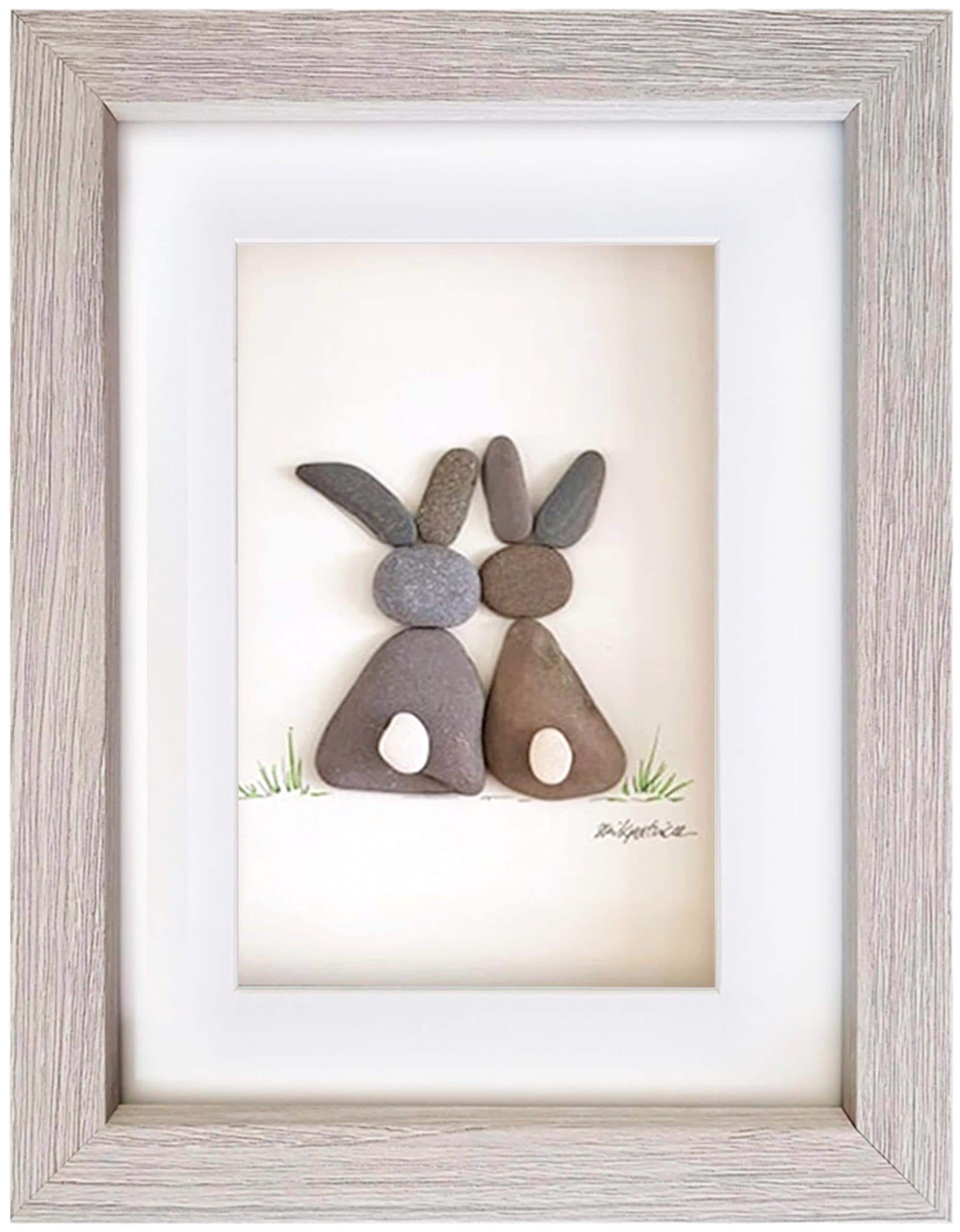 小石アートとシーグラスの絵画 - 額入りのユニークな手作りウサギの