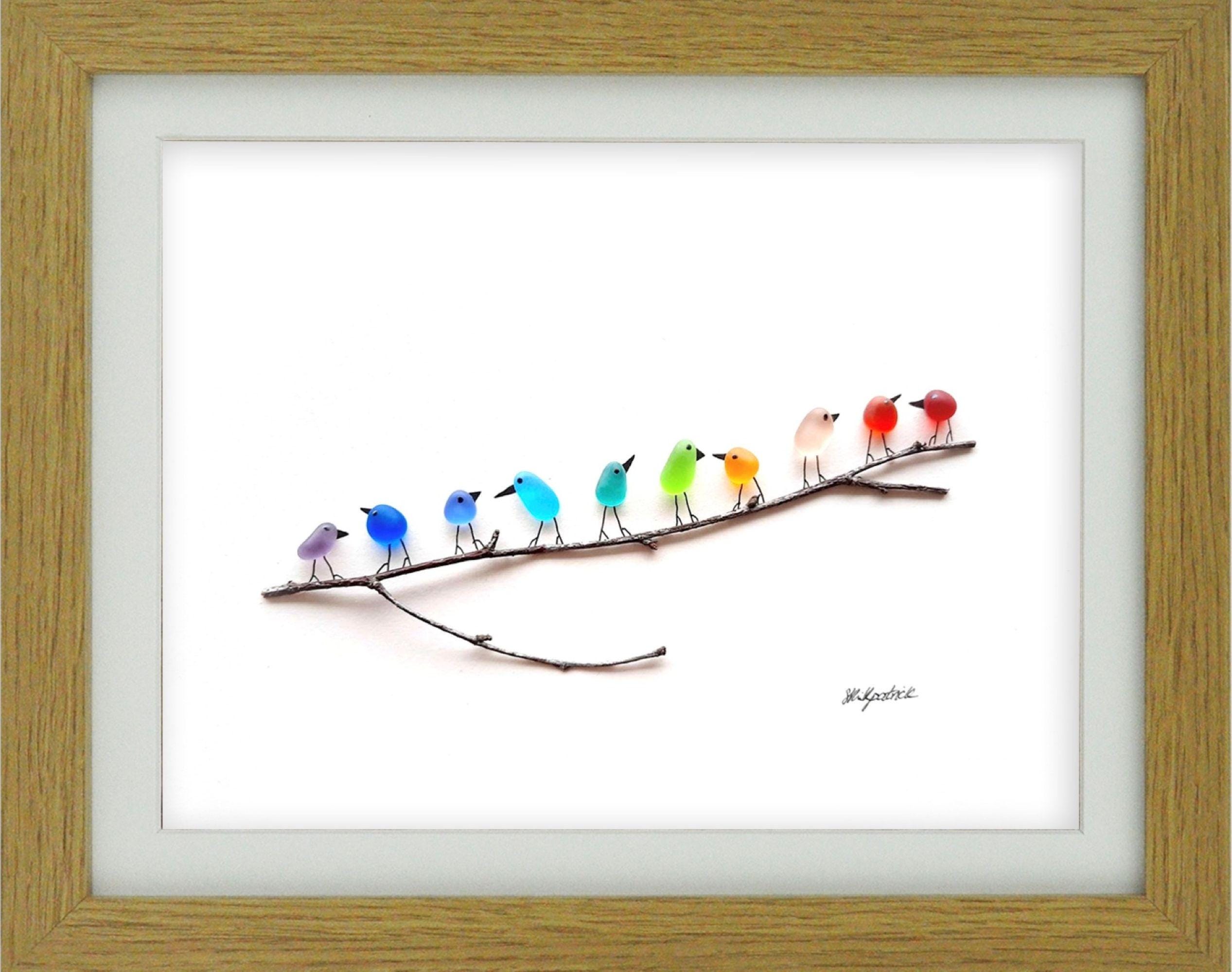 枝にとまる虹色の鳥 - シーグラスと流木の絵画 - 額入りハンドメイド