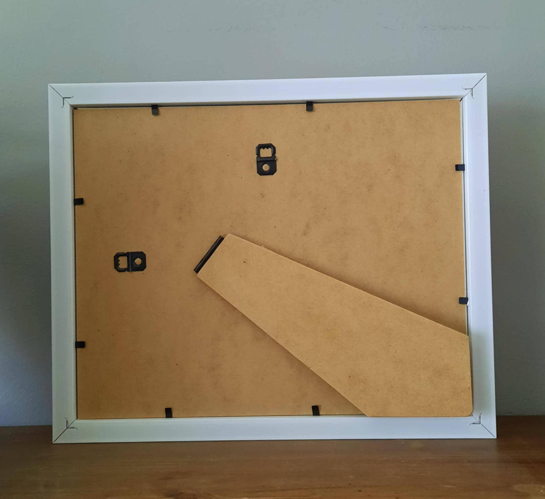 小石アートとシーグラスの絵画 - 額装された手作りの巣を作る鳥たち