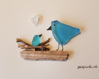 小石アートとシーグラスの絵画 - 額装された手作りの巣を作る鳥たち