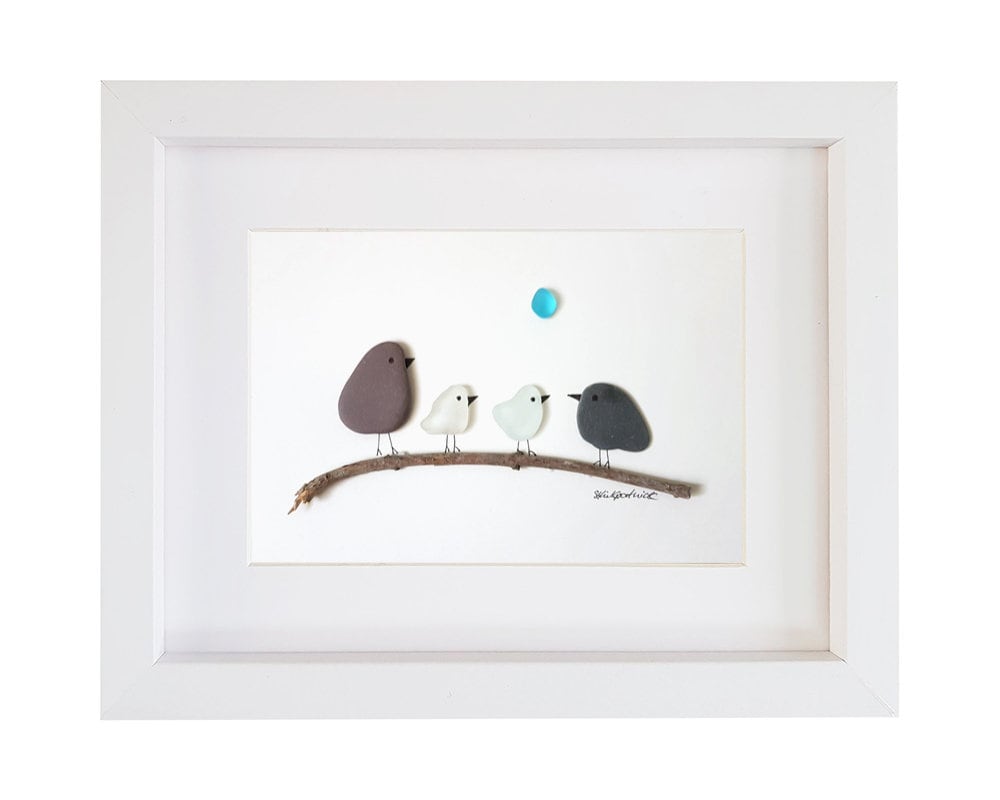 枝に止まる鳥 - 小石アートとシーグラスの絵画 - 額入りの