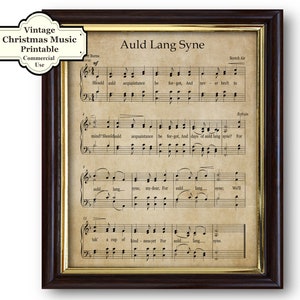 Puede incluir: Una impresión de partitura vintage de "Auld Lang Syne" en blanco y negro sobre un fondo crema. La música está escrita en un estilo tradicional con notas y letras.