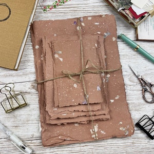 Braun / Kraft handgemachtes Papier Up-cycled Rustikales recyceltes selbstgemachtes Papier Mulberry Style A4, A5 und B6 Journals, Scrapbooks, Kunst Journals