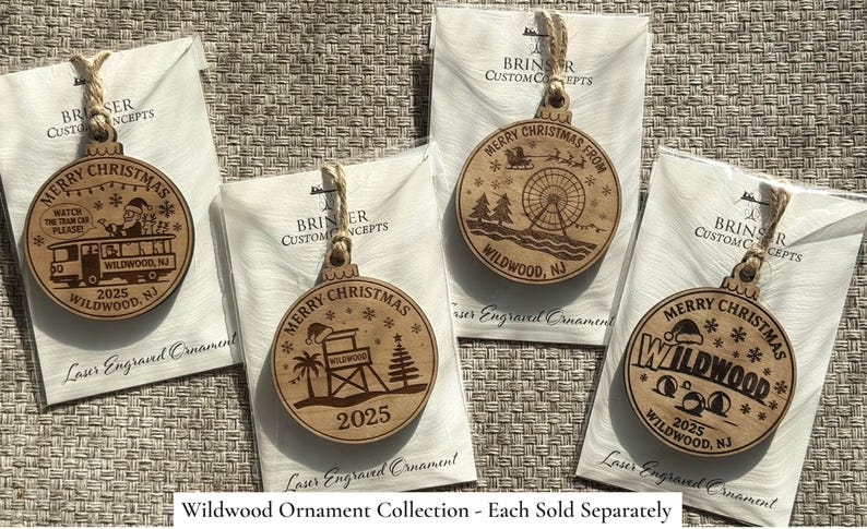 Puede incluir: Adornos navide&ntilde;os de madera con dise&ntilde;os grabados con l&aacute;ser. Cada adorno redondo muestra "Merry Christmas" y "Wildwood, NJ" con diferentes ilustraciones festivas. Est&aacute;n empaquetados en papel blanco y atados con hilo.